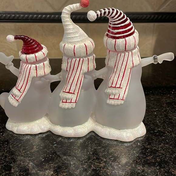 Three snowmen happily dancing in the sparkling snow with hats, mufflers & mitten - Picture 4 of 8